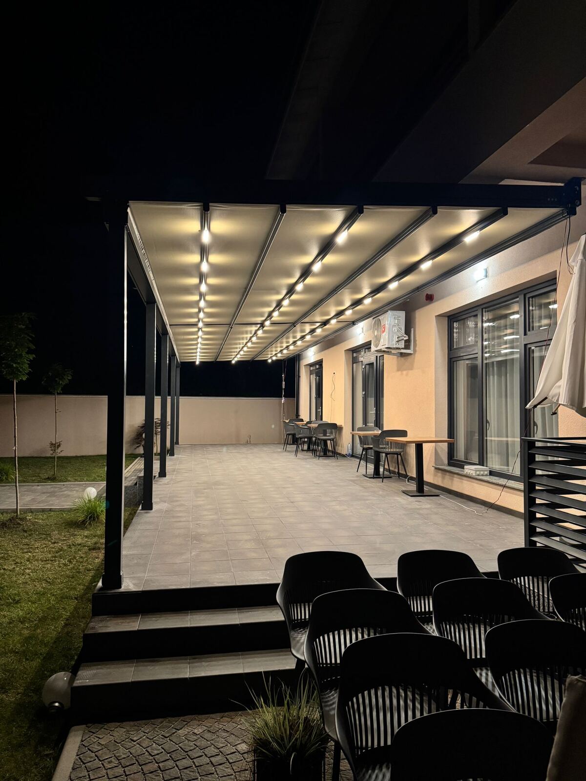 Pergolă cu iluminare LED integrată, seara