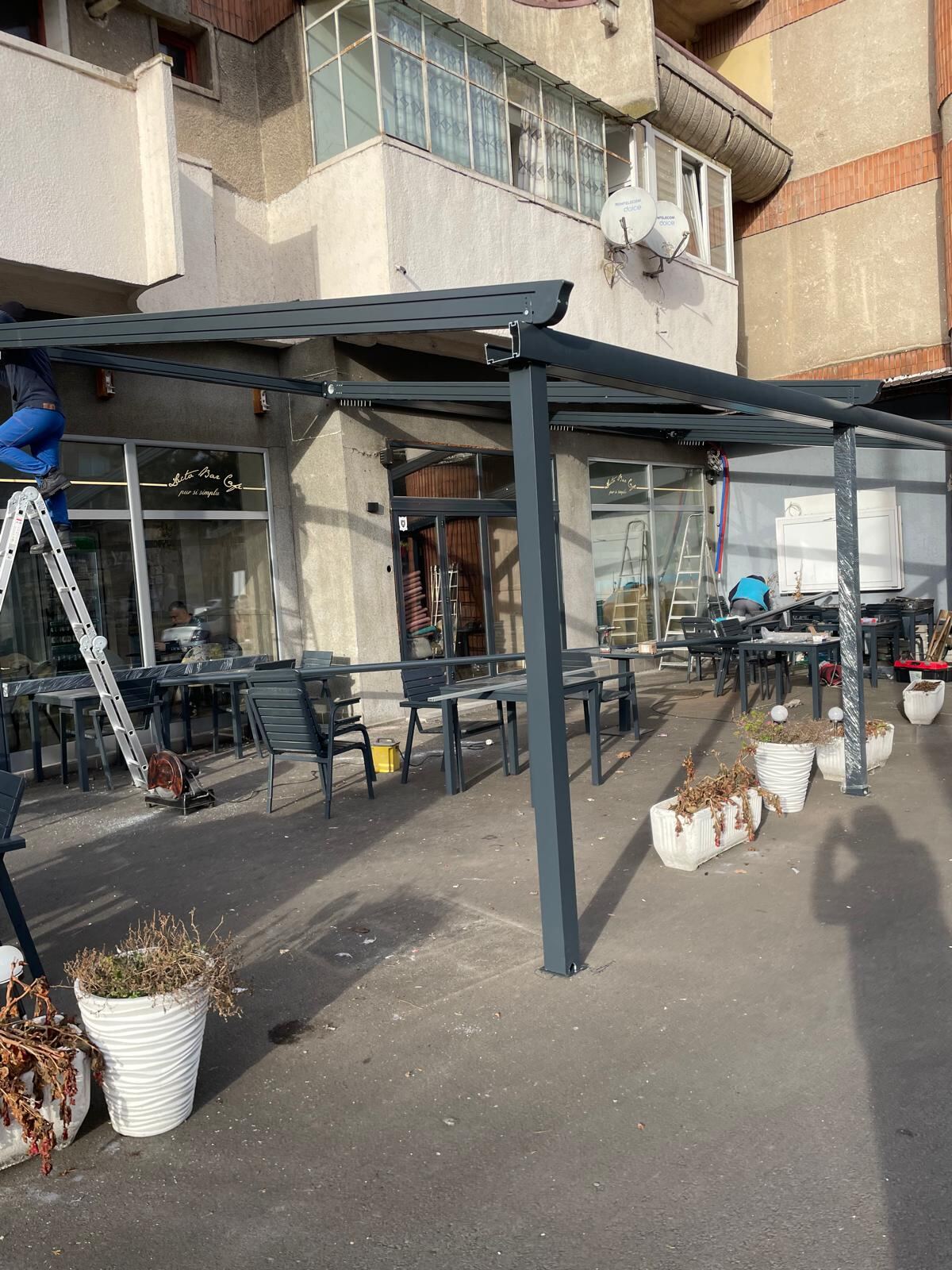Montaj pergolă retractabilă, terasă local