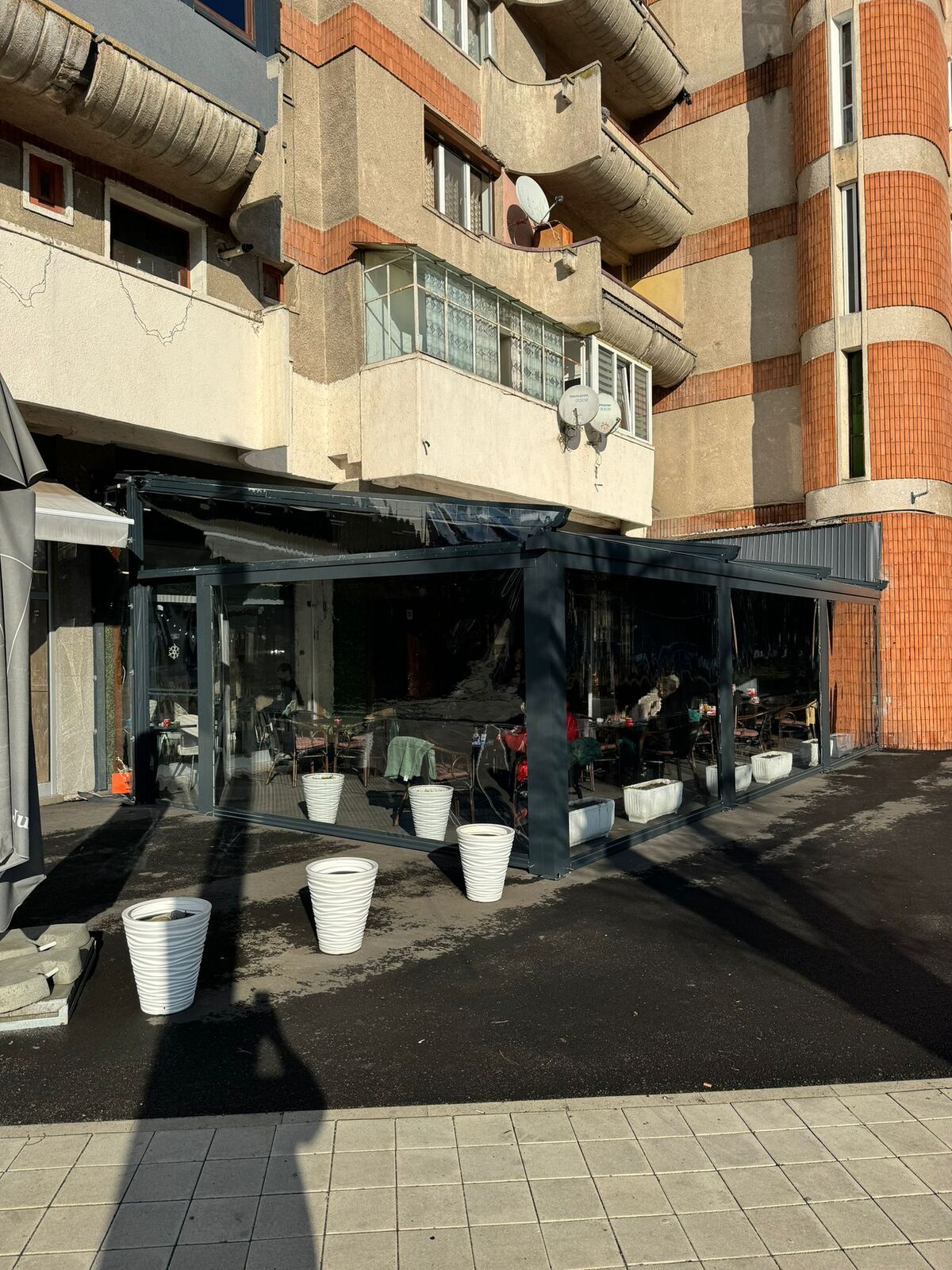 Pergolă retractabilă cu închideri laterale, terasă local